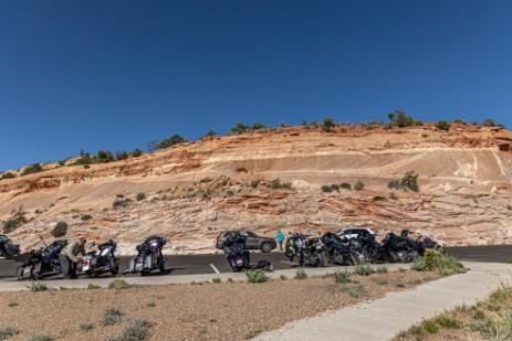 Biker an Aussichtspunkt im Grand Staircase Escalante NM